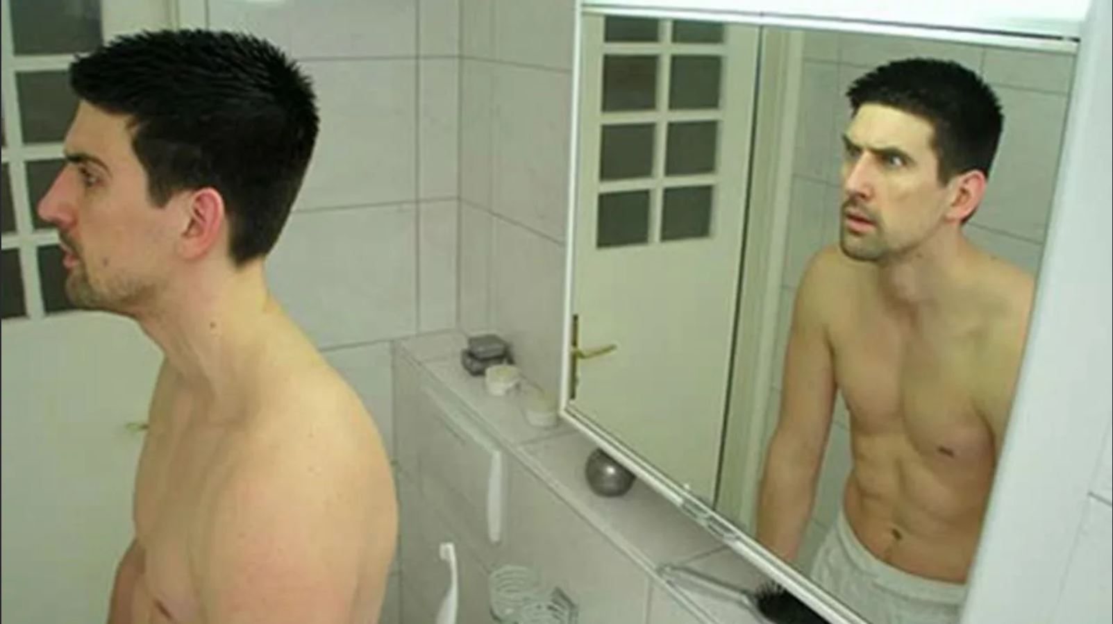 Отражение в зеркале мужика